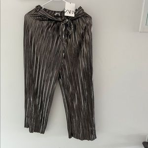 New Zara Party Pants, Kids size 11/12 it also fits 10 or 13.Ajustable Shiny gray